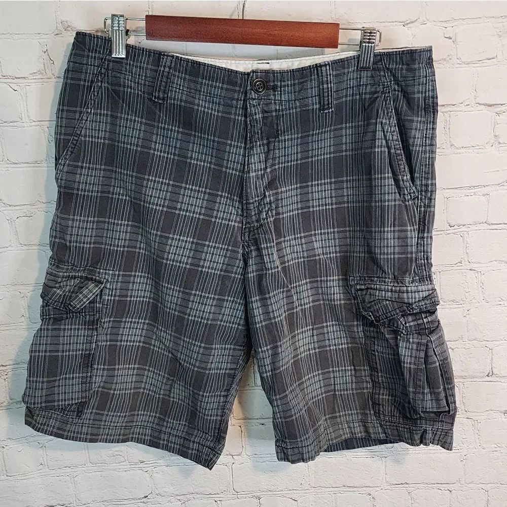 Men's Eddie Bauer cargo shorts, size 34